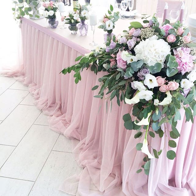 Композиция из цветов на свадебный стол — оформление свадебного стола молодоженов цветами