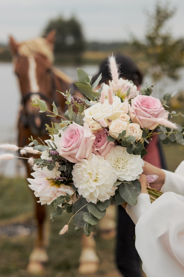 Букет невесты с георгинами, розами эвкалиптом, лагурус