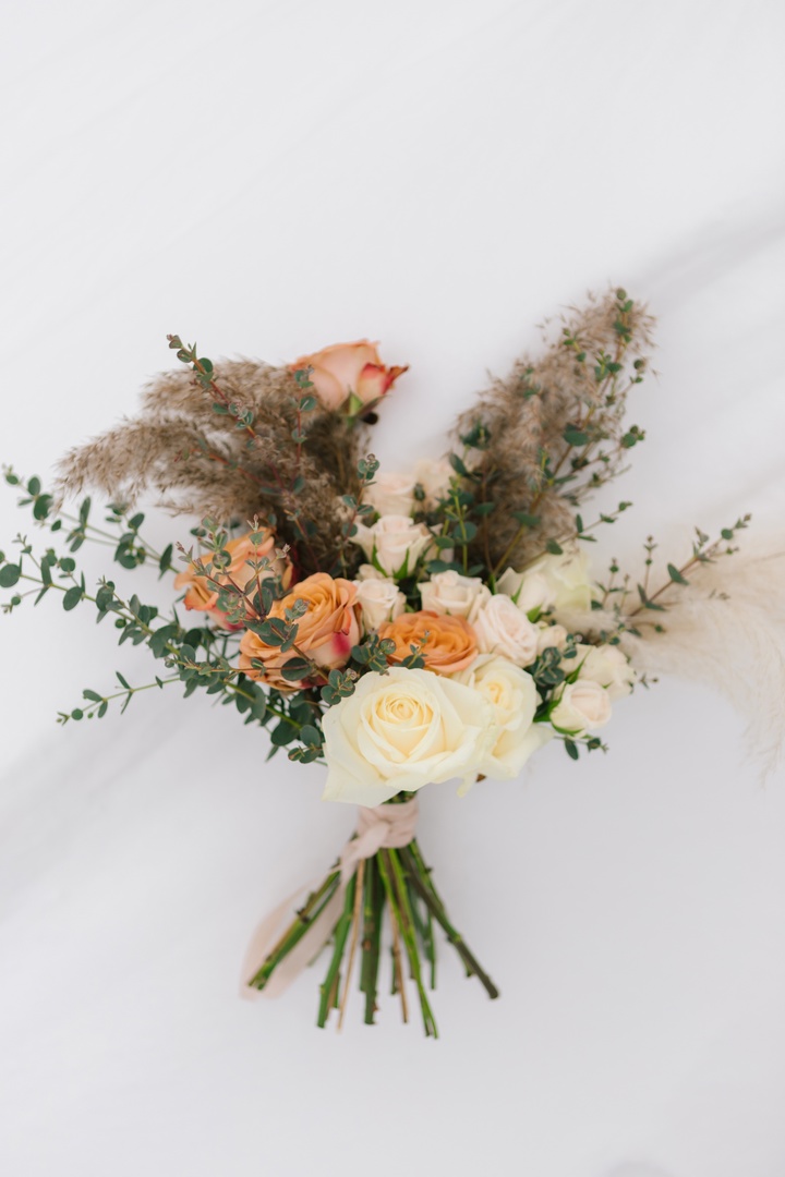Букет невесты с розами, кустовыми розами, веточками камыша и эвкалиптом