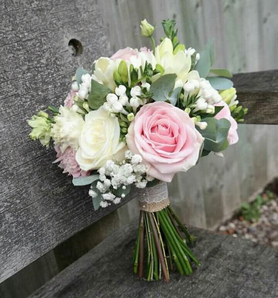 Букет невесты состоит из розы, эустома, эвкалипт, веточки сирени белой, гипсофилы