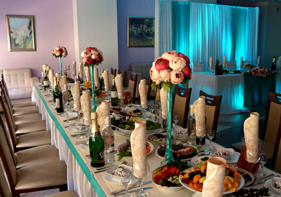 Цветы на столы на свадьбу в прокат Минск. Букеты из искусственных цветов на свадьбу – для свадебного декора, для оформления банкетных столов, для декора президиума молодых.
