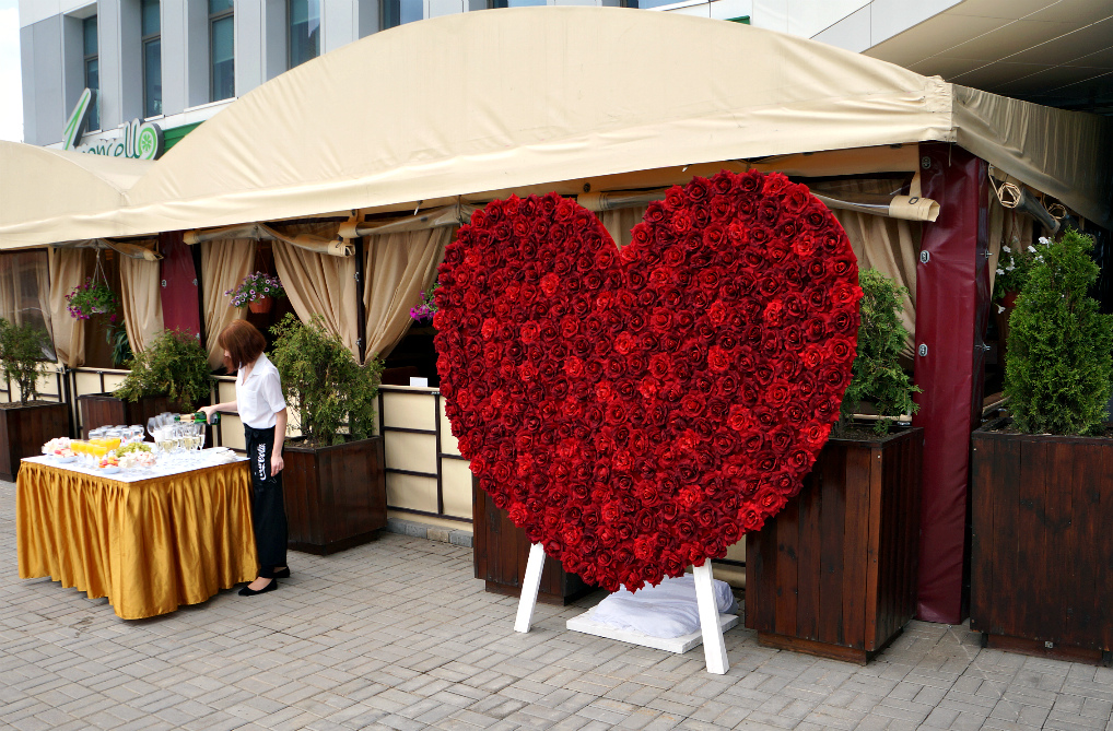 Большое сердце более чем из 300 алых роз на свадьбу, Минск. Размеры сердца: высота 2 метра, ширина 2,4 метра. Сердце стоит на трех белых ножках.