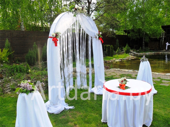 Круглый столик на свадьбу в прокат, низкие цены.  Для обряда дарения, для выездной регистрации, для оформления фотозон.