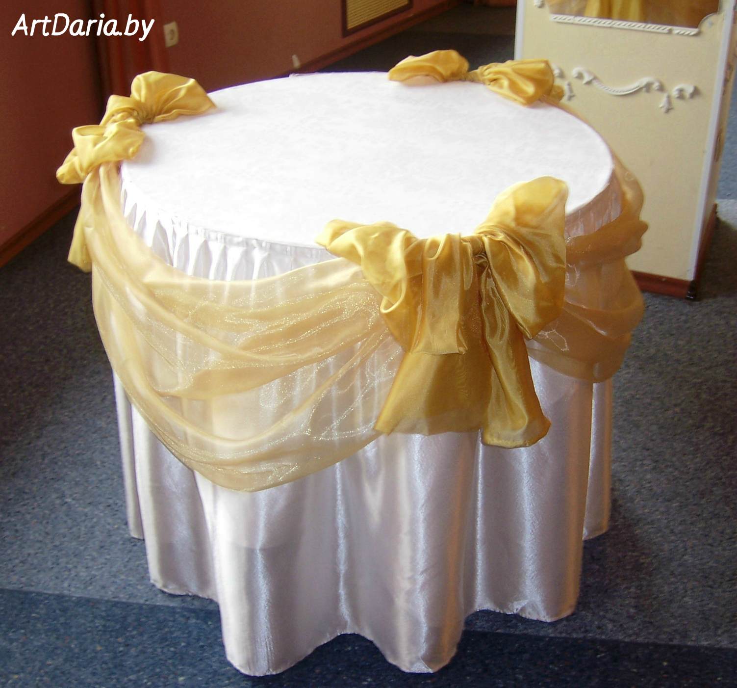 Круглый столик на свадьбу в прокат, низкие цены.  Для обряда дарения, для выездной регистрации, для оформления фотозон.