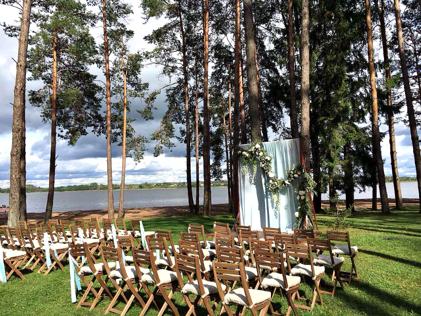 Стулья на свадьбу. Аренда белых стульев для свадьбы: для проведения выездной регистрации, для банкетного зала, Минск, низкие цены.