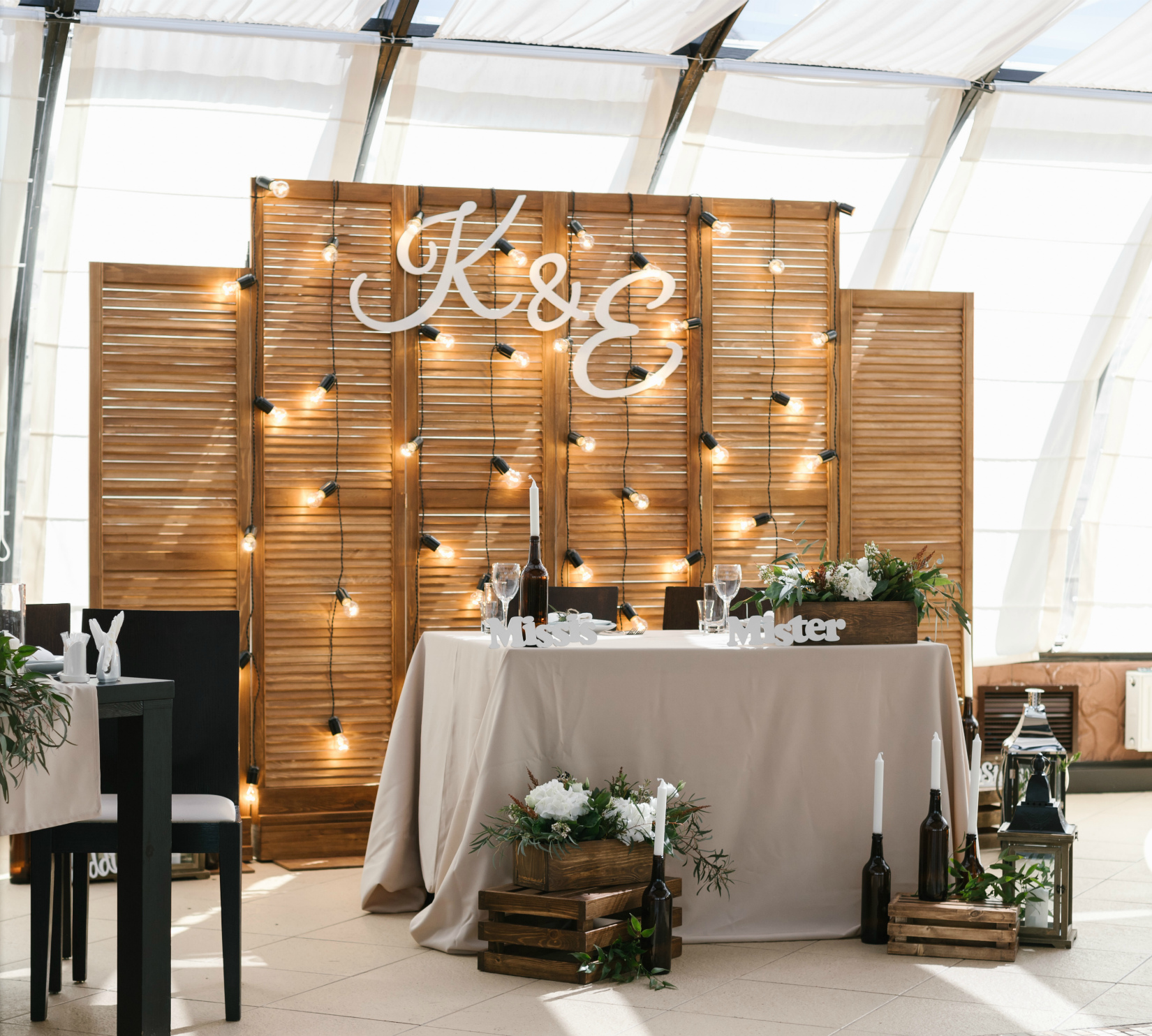 Как самому украсить зал на свадьбу?