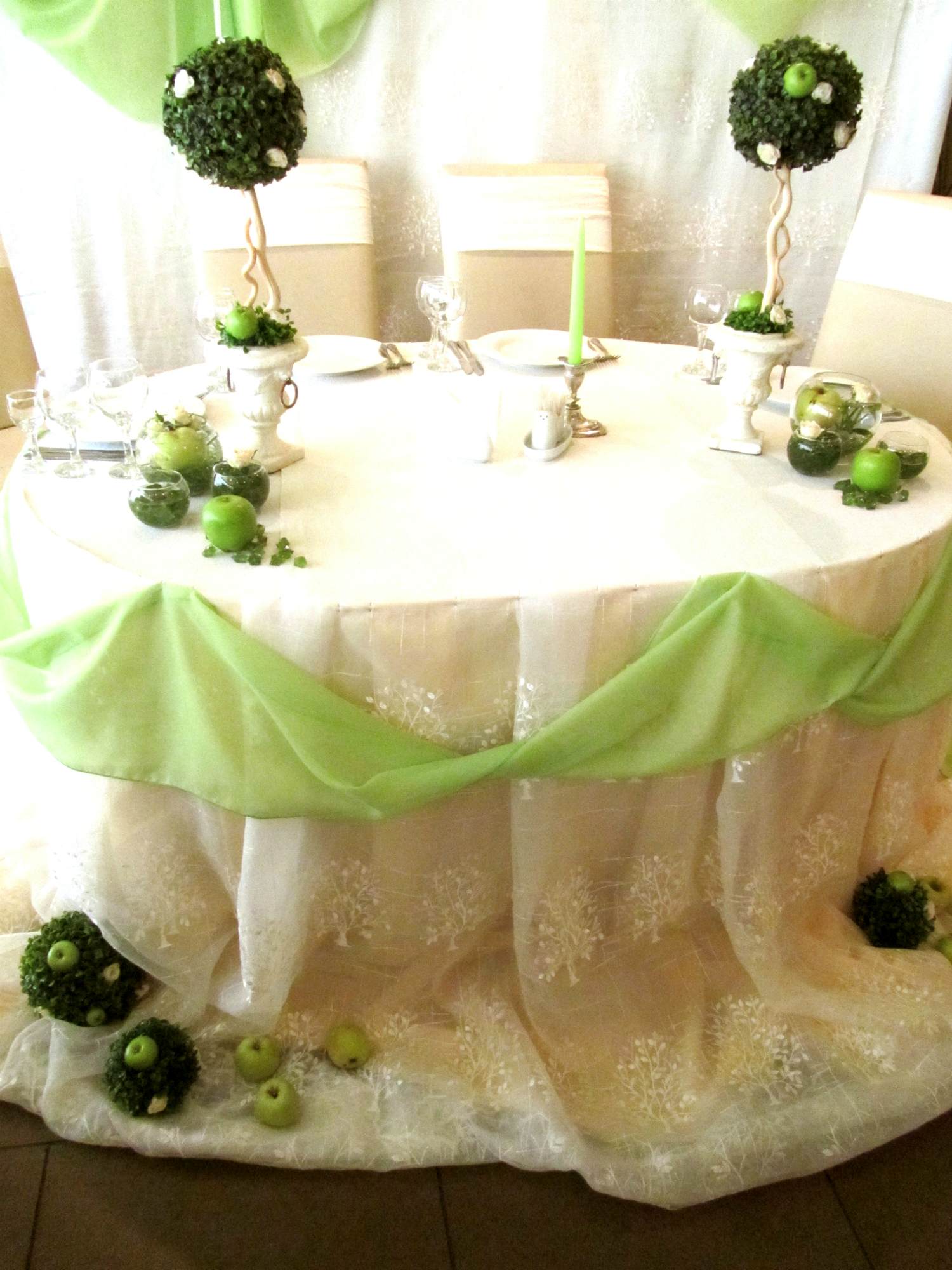 Декор стола молодых, столика для дарения, ширмы,  свадебной арки в стиле зеленое яблоко.